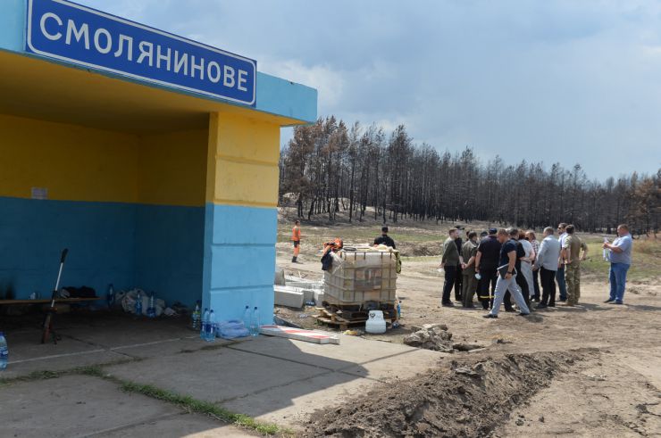 Робоча поїздка Голови Верховної Ради України Дмитра РАЗУМКОВА 
до Донецької і Луганської областей.

Переїзд до с. Смолянинове (Новоайдарський район) Луганської області.
Спілкування з мешканцями села, яке постраждало внаслідок лісових пожеж.
