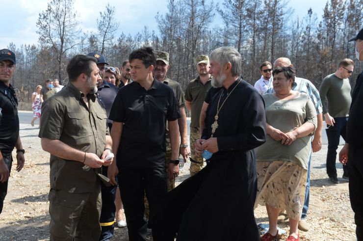 Робоча поїздка Голови Верховної Ради України Дмитра РАЗУМКОВА 
до Донецької і Луганської областей.

Переїзд до с. Смолянинове (Новоайдарський район) Луганської області.
Спілкування з мешканцями села, яке постраждало внаслідок лісових пожеж.
