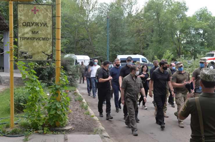 Робоча поїздка  Голови Верховної Ради України Дмитра РАЗУМКОВА 
до Донецької і Луганської областей

м. Сєвєродонецьк Луганської області.
Переїзд до 59-го військового мобільного госпіталю (м. Сєвєродонецьк, вул. Сметаніна, 5с).
Ознайомлення з роботою госпіталю.
Спілкування з бійцями, які перебувають на лікуванні, та медичними працівниками.
Вручення відзнак.
