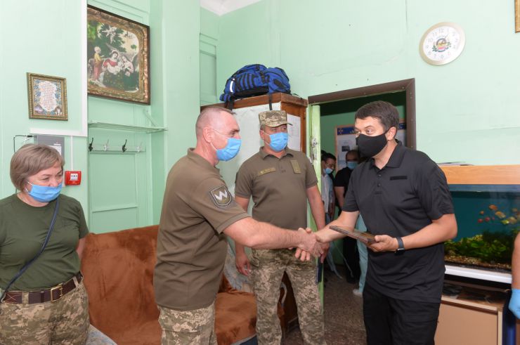 Робоча поїздка  Голови Верховної Ради України Дмитра РАЗУМКОВА 
до Донецької і Луганської областей

м. Сєвєродонецьк Луганської області.
Переїзд до 59-го військового мобільного госпіталю (м. Сєвєродонецьк, вул. Сметаніна, 5с).
Ознайомлення з роботою госпіталю.
Спілкування з бійцями, які перебувають на лікуванні, та медичними працівниками.
Вручення відзнак.
