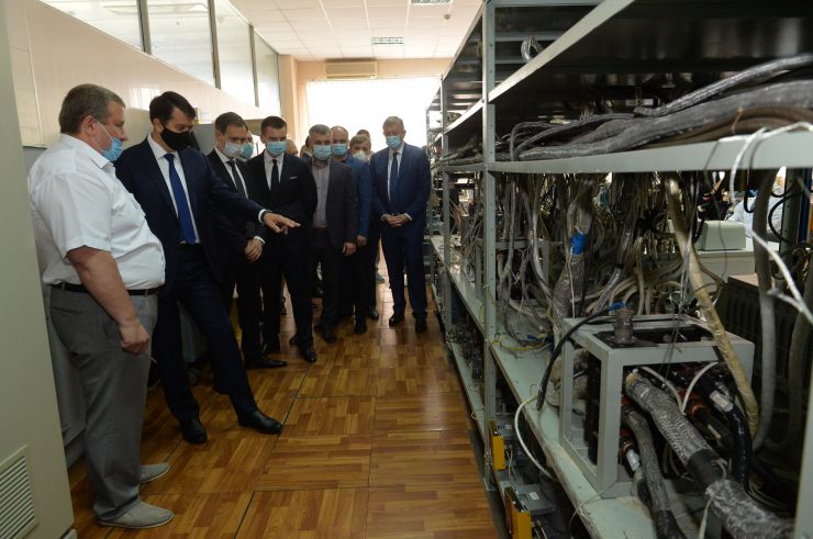 Робоча поїздка Голови Верховної Ради України Дмитра РАЗУМКОВА до Харківської області.
Акціонерне товариство «ХАРТРОН» (вул. Академіка Проскури, 1).
