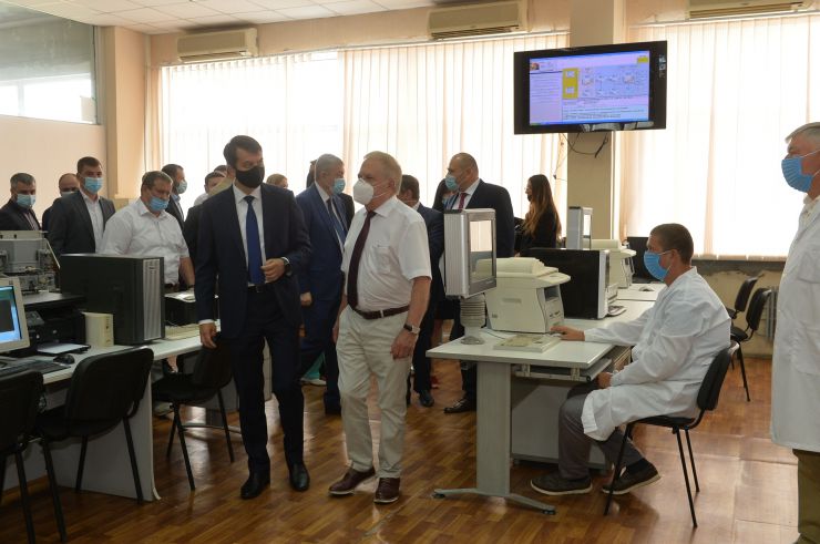 Робоча поїздка Голови Верховної Ради України Дмитра РАЗУМКОВА до Харківської області.
Акціонерне товариство «ХАРТРОН» (вул. Академіка Проскури, 1).
