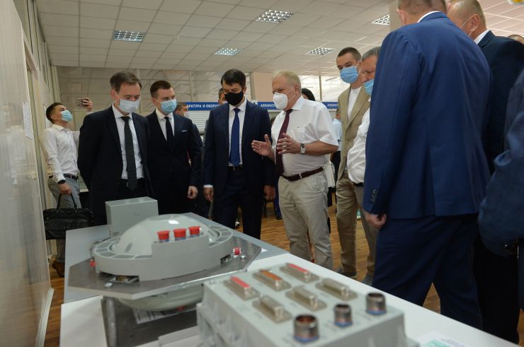 Робоча поїздка Голови Верховної Ради України Дмитра РАЗУМКОВА до Харківської області.
Акціонерне товариство «ХАРТРОН» (вул. Академіка Проскури, 1).
