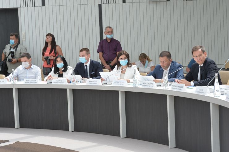 Робоча поїздка Голови Верховної Ради України Дмитра РАЗУМКОВА до Харківської області.
Наукова бібліотека Національного юридичного університету імені Ярослава Мудрого.  Круглий стіл за участі Голови Верховної Ради України Д.О.Разумкова, голів комітетів Верховної Ради України, народних депутатів України, членів Національної академії правових наук України та провідних фахівців науково-дослідних інститутів. (тема круглого столу: «Інтеграція виробництва та науки – основа стійкого розвитку економіки»). 
