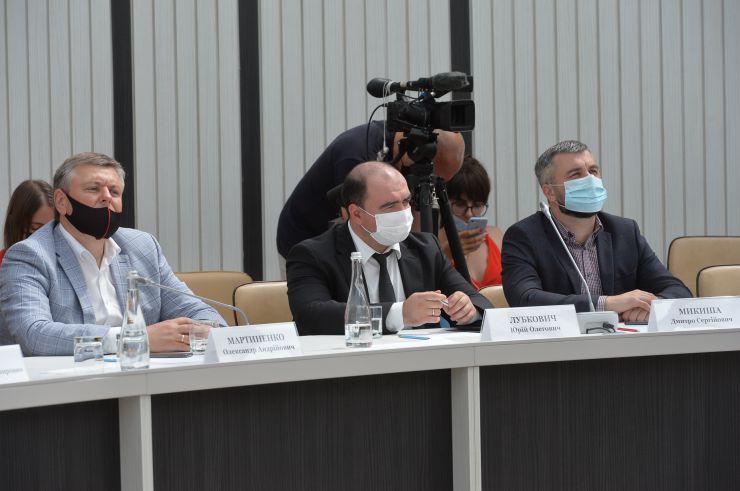 Робоча поїздка Голови Верховної Ради України Дмитра РАЗУМКОВА до Харківської області.
Наукова бібліотека Національного юридичного університету імені Ярослава Мудрого.  Круглий стіл за участі Голови Верховної Ради України Д.О.Разумкова, голів комітетів Верховної Ради України, народних депутатів України, членів Національної академії правових наук України та провідних фахівців науково-дослідних інститутів. (тема круглого столу: «Інтеграція виробництва та науки – основа стійкого розвитку економіки»). 
