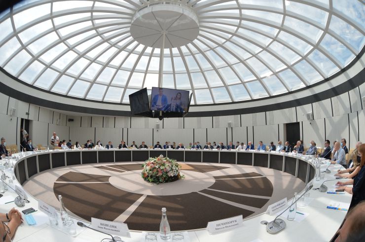 Робоча поїздка Голови Верховної Ради України Дмитра РАЗУМКОВА до Харківської області.
Наукова бібліотека Національного юридичного університету імені Ярослава Мудрого.  Круглий стіл за участі Голови Верховної Ради України Д.О.Разумкова, голів комітетів Верховної Ради України, народних депутатів України, членів Національної академії правових наук України та провідних фахівців науково-дослідних інститутів. (тема круглого столу: «Інтеграція виробництва та науки – основа стійкого розвитку економіки»). 
