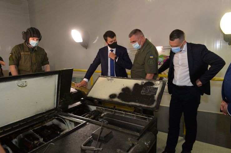 Робоча поїздка Голови Верховної Ради України Дмитра РАЗУМКОВА до Харківської області.
Відвідання Національної академії Нацгвардії України (Харків).

У Національній академії, де готують офіцерські кадри для Національної гвардії України, Голова Парламенту ознайомився з роботою кафедр військового зв’язку та інформатизації, тактики, технічного і тилового забезпечення, автобронетанкової техніки та ракетно-артилерійського озброєння, військово-соціального та психологічного забезпечення. Він також ознайомився з роботою вогневого комплексу з бойовим і мультимедійним тиром та класами з ситуаційного моделювання й підготовки до управління бронетранспортером.

