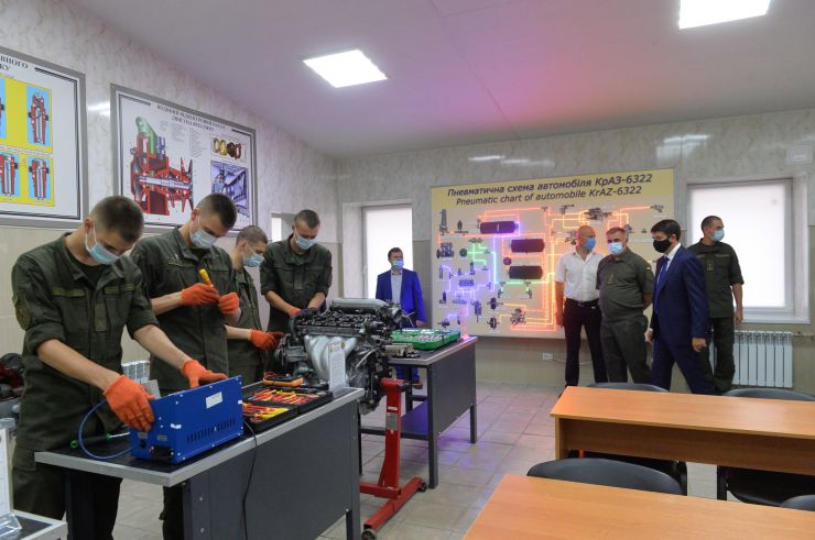 Робоча поїздка Голови Верховної Ради України Дмитра РАЗУМКОВА до Харківської області.
Відвідання Національної академії Нацгвардії України (Харків).

У Національній академії, де готують офіцерські кадри для Національної гвардії України, Голова Парламенту ознайомився з роботою кафедр військового зв’язку та інформатизації, тактики, технічного і тилового забезпечення, автобронетанкової техніки та ракетно-артилерійського озброєння, військово-соціального та психологічного забезпечення. Він також ознайомився з роботою вогневого комплексу з бойовим і мультимедійним тиром та класами з ситуаційного моделювання й підготовки до управління бронетранспортером.

