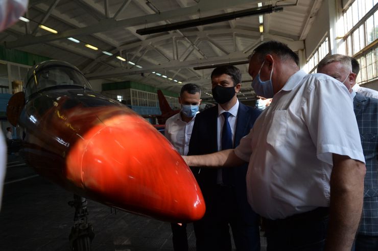Робоча поїздка Голови Верховної Ради України Дмитра РАЗУМКОВА до Харківської області.
Державне підприємство «Чугуївський авіаційний ремонтний завод» (м. Чугуїв-1, м / р Авіатор).
