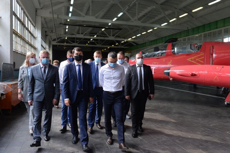 Робоча поїздка Голови Верховної Ради України Дмитра РАЗУМКОВА до Харківської області.
Державне підприємство «Чугуївський авіаційний ремонтний завод» (м. Чугуїв-1, м / р Авіатор).
