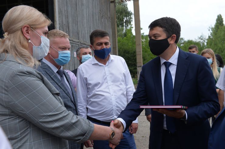 Робоча поїздка Голови Верховної Ради України Дмитра РАЗУМКОВА до Харківської області.
Державне підприємство «Чугуївський авіаційний ремонтний завод» (м. Чугуїв-1, м / р Авіатор).
