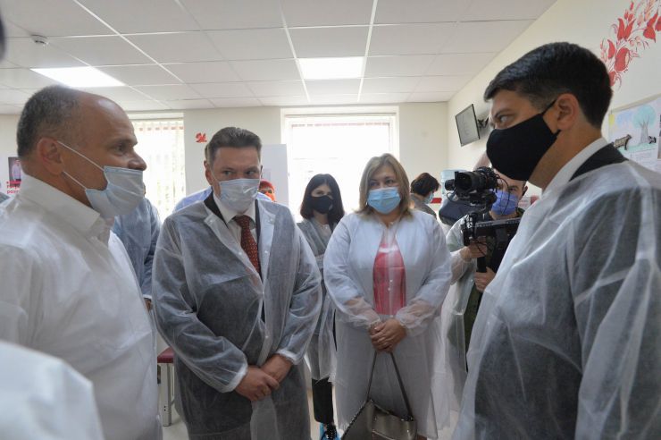 Робоча поїздка  Голови Верховної Ради України Дмитра РАЗУМКОВА до Сумської області ТОВ «Сумський обласний центр служби крові» Голова Верховної Ради України Дмитро РАЗУМКОВ ознайомився з діяльністю закладу і поспілкувався з працівниками.