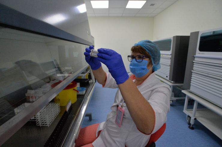 Робоча поїздка  Голови Верховної Ради України Дмитра РАЗУМКОВА до Сумської області ТОВ «Сумський обласний центр служби крові» Голова Верховної Ради України Дмитро РАЗУМКОВ ознайомився з діяльністю закладу і поспілкувався з працівниками.