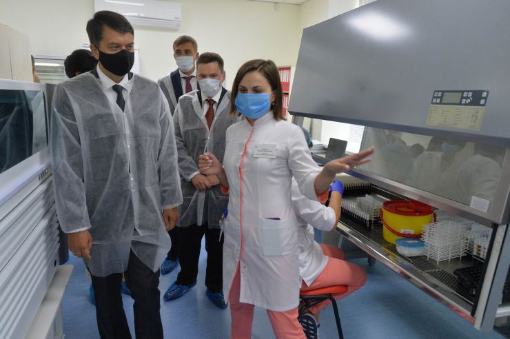 Робоча поїздка  Голови Верховної Ради України Дмитра РАЗУМКОВА до Сумської області ТОВ «Сумський обласний центр служби крові» Голова Верховної Ради України Дмитро РАЗУМКОВ ознайомився з діяльністю закладу і поспілкувався з працівниками.