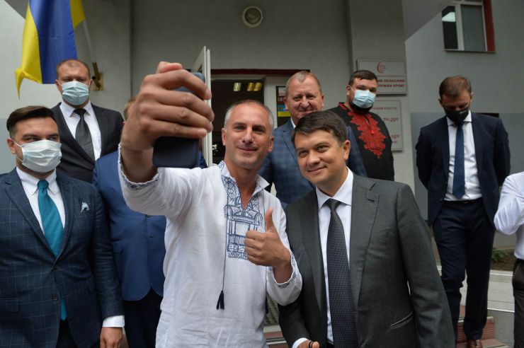 Робоча поїздка  Голови Верховної Ради України Дмитра РАЗУМКОВА до Сумської області ТОВ «Сумський обласний центр служби крові» Голова Верховної Ради України Дмитро РАЗУМКОВ ознайомився з діяльністю закладу і поспілкувався з працівниками.
