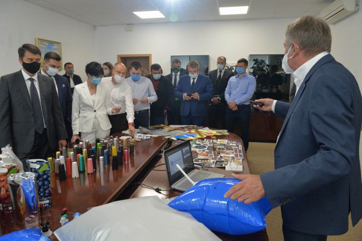 Робоча поїздка  Голови Верховної Ради України Дмитра РАЗУМКОВА до Сумської області.  Суми. Під час візиту до АТ «Технологія» Голова Верховної Ради України Дмитро РАЗУМКОВ ознайомився з діяльністю підприємства і поспілкувався з працівниками.