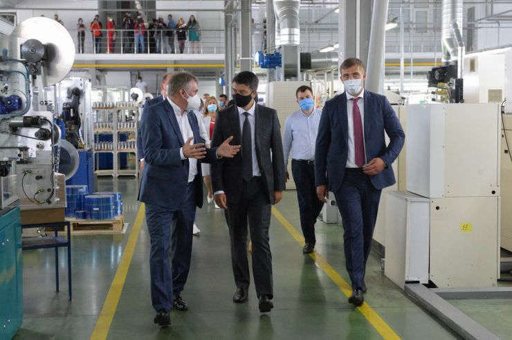 Робоча поїздка  Голови Верховної Ради України Дмитра РАЗУМКОВА до Сумської області.  Суми. Під час візиту до АТ «Технологія» Голова Верховної Ради України Дмитро РАЗУМКОВ ознайомився з діяльністю підприємства і поспілкувався з працівниками.