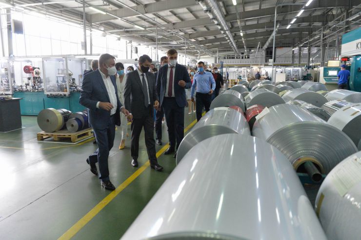 Робоча поїздка  Голови Верховної Ради України Дмитра РАЗУМКОВА до Сумської області.  Суми. Під час візиту до АТ «Технологія» Голова Верховної Ради України Дмитро РАЗУМКОВ ознайомився з діяльністю підприємства і поспілкувався з працівниками.