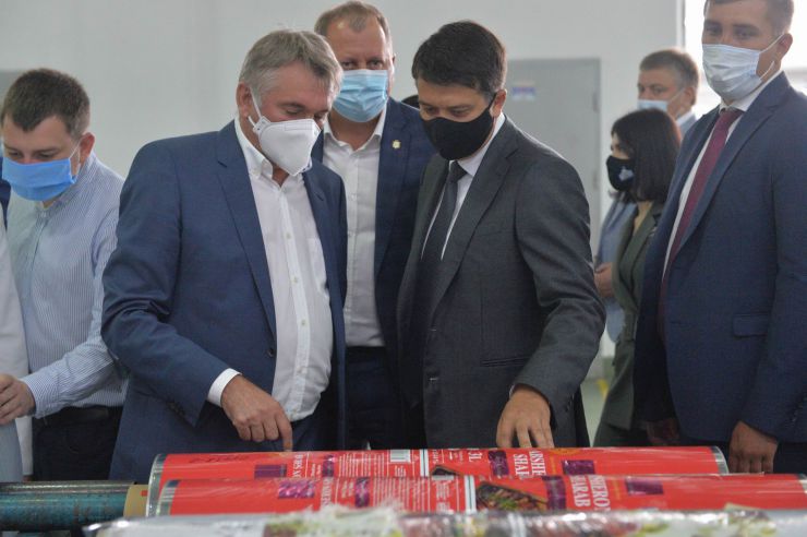 Робоча поїздка  Голови Верховної Ради України Дмитра РАЗУМКОВА до Сумської області.  Суми. Під час візиту до АТ «Технологія» Голова Верховної Ради України Дмитро РАЗУМКОВ ознайомився з діяльністю підприємства і поспілкувався з працівниками.
