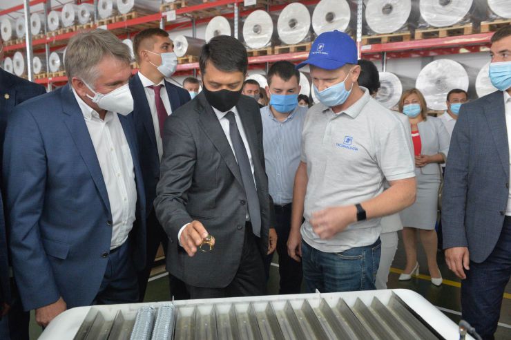 Робоча поїздка  Голови Верховної Ради України Дмитра РАЗУМКОВА до Сумської області.  Суми. Під час візиту до АТ «Технологія» Голова Верховної Ради України Дмитро РАЗУМКОВ ознайомився з діяльністю підприємства і поспілкувався з працівниками.