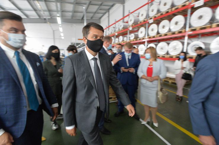 Робоча поїздка  Голови Верховної Ради України Дмитра РАЗУМКОВА до Сумської області.  Суми. Під час візиту до АТ «Технологія» Голова Верховної Ради України Дмитро РАЗУМКОВ ознайомився з діяльністю підприємства і поспілкувався з працівниками.