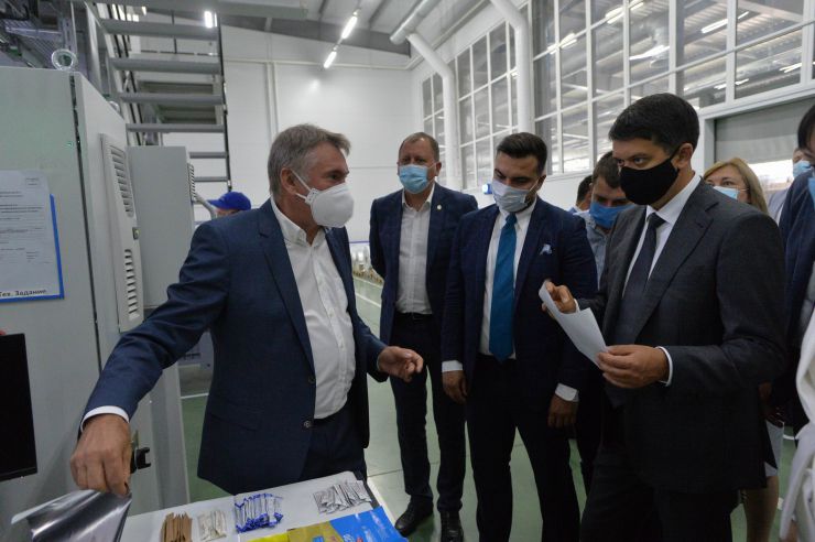 Робоча поїздка  Голови Верховної Ради України Дмитра РАЗУМКОВА до Сумської області.  Суми. Під час візиту до АТ «Технологія» Голова Верховної Ради України Дмитро РАЗУМКОВ ознайомився з діяльністю підприємства і поспілкувався з працівниками.