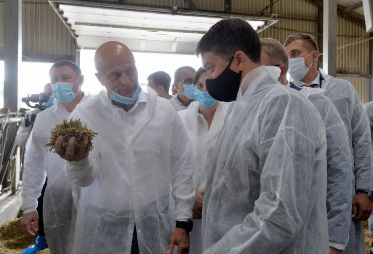 Робоча поїздка  Голови Верховної Ради України Дмитра РАЗУМКОВА до Сумської області.

 Під час візиту до  агропромислового товариства «Вітчизна»
(Сумська область, Конотопський район, село Тернівка)
Голова Верховної Ради України Дмитро РАЗУМКОВ ознайомився з діяльністю підприємства і поспілкувався з працівниками.

