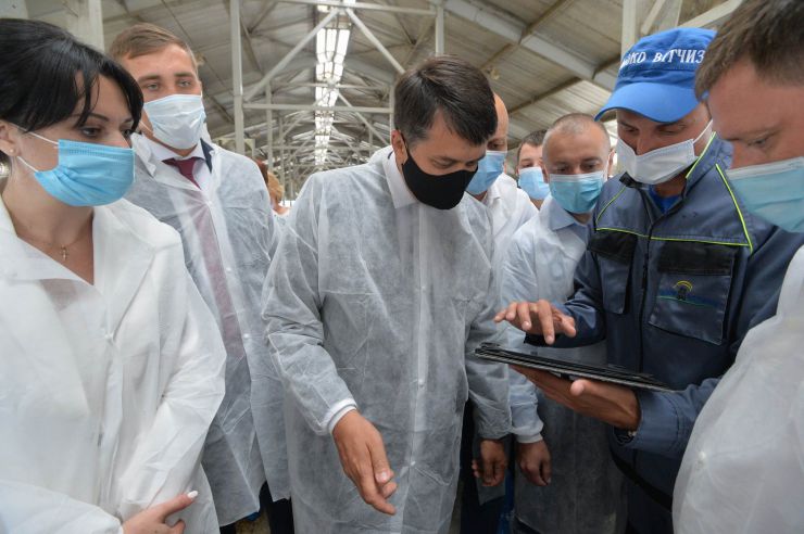 Робоча поїздка  Голови Верховної Ради України Дмитра РАЗУМКОВА до Сумської області.

 Під час візиту до  агропромислового товариства «Вітчизна»
(Сумська область, Конотопський район, село Тернівка)
Голова Верховної Ради України Дмитро РАЗУМКОВ ознайомився з діяльністю підприємства і поспілкувався з працівниками.
