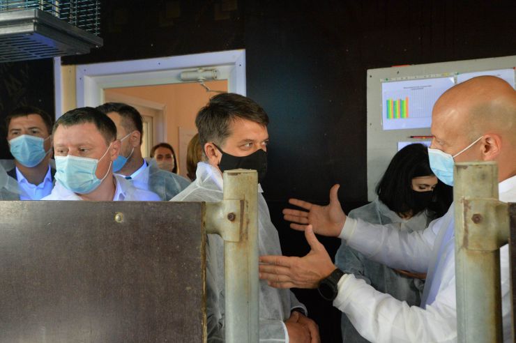 Робоча поїздка  Голови Верховної Ради України Дмитра РАЗУМКОВА до Сумської області.

 Під час візиту до  агропромислового товариства «Вітчизна»
(Сумська область, Конотопський район, село Тернівка)
Голова Верховної Ради України Дмитро РАЗУМКОВ ознайомився з діяльністю підприємства і поспілкувався з працівниками.
