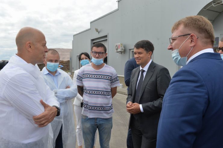 Робоча поїздка  Голови Верховної Ради України Дмитра РАЗУМКОВА до Сумської області.

 Під час візиту до  агропромислового товариства «Вітчизна»
(Сумська область, Конотопський район, село Тернівка)
Голова Верховної Ради України Дмитро РАЗУМКОВ ознайомився з діяльністю підприємства і поспілкувався з працівниками.
