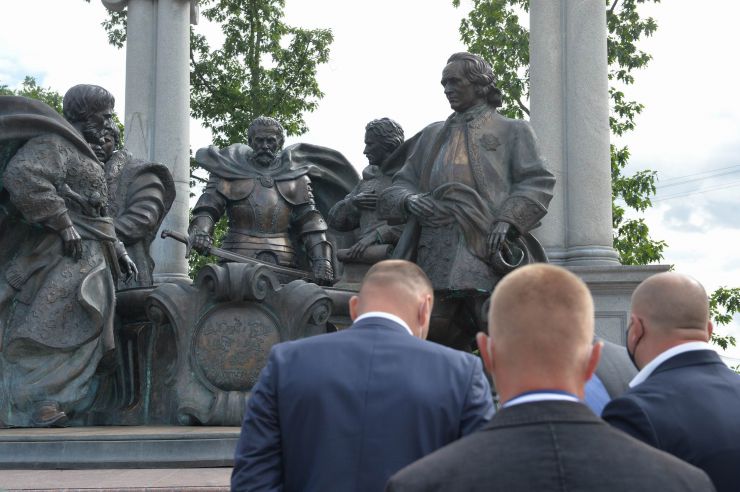 Під час робочої поїздки  Голови Верховної Ради України Дмитра РАЗУМКОВА до Чернігівської області він ознайомився з Національним історико-культурним заповідником «Гетьманська столиця».  (Чернігівська обл., Бахмацький район, м.Батурин). Генеральний директор Батуринського національного історико-культурного заповідника «Гетьманська столиця» РЕБРОВА Наталія 
