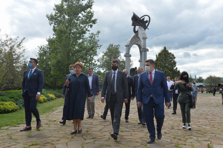 Під час робочої поїздки  Голови Верховної Ради України Дмитра РАЗУМКОВА до Чернігівської області він ознайомився з Національним історико-культурним заповідником «Гетьманська столиця».  (Чернігівська обл., Бахмацький район, м.Батурин). Генеральний директор Батуринського національного історико-культурного заповідника «Гетьманська столиця» РЕБРОВА Наталія 
