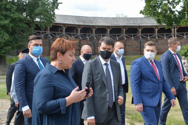 Під час робочої поїздки  Голови Верховної Ради України Дмитра РАЗУМКОВА до Чернігівської області він ознайомився з Національним історико-культурним заповідником «Гетьманська столиця».  (Чернігівська обл., Бахмацький район, м.Батурин). Генеральний директор Батуринського національного історико-культурного заповідника «Гетьманська столиця» РЕБРОВА Наталія 
