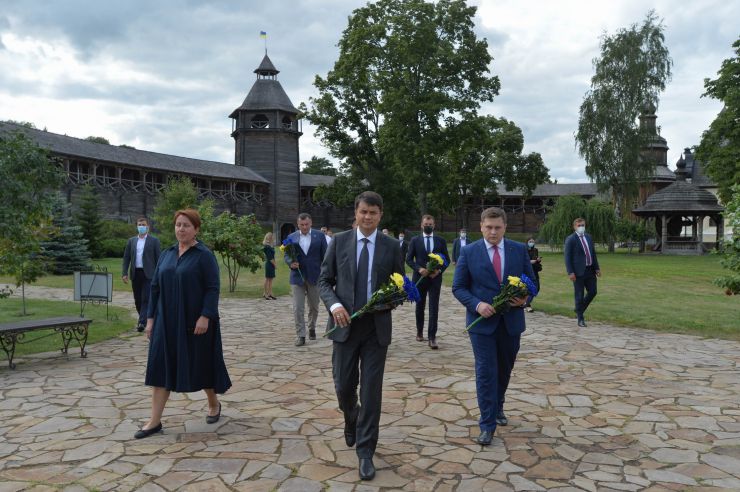 Під час робочої поїздки  Голови Верховної Ради України Дмитра РАЗУМКОВА до Чернігівської області він ознайомився з Національним історико-культурним заповідником «Гетьманська столиця».  (Чернігівська обл., Бахмацький район, м.Батурин). Генеральний директор Батуринського національного історико-культурного заповідника «Гетьманська столиця» РЕБРОВА Наталія 

