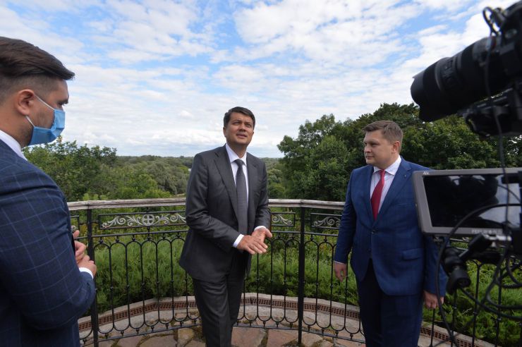 Під час робочої поїздки  Голови Верховної Ради України Дмитра РАЗУМКОВА до Чернігівської області він ознайомився з Національним історико-культурним заповідником «Гетьманська столиця».  (Чернігівська обл., Бахмацький район, м.Батурин). Генеральний директор Батуринського національного історико-культурного заповідника «Гетьманська столиця» РЕБРОВА Наталія 
