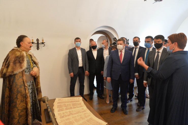 Під час робочої поїздки  Голови Верховної Ради України Дмитра РАЗУМКОВА до Чернігівської області він ознайомився з Національним історико-культурним заповідником «Гетьманська столиця».  (Чернігівська обл., Бахмацький район, м.Батурин). Генеральний директор Батуринського національного історико-культурного заповідника «Гетьманська столиця» РЕБРОВА Наталія 
