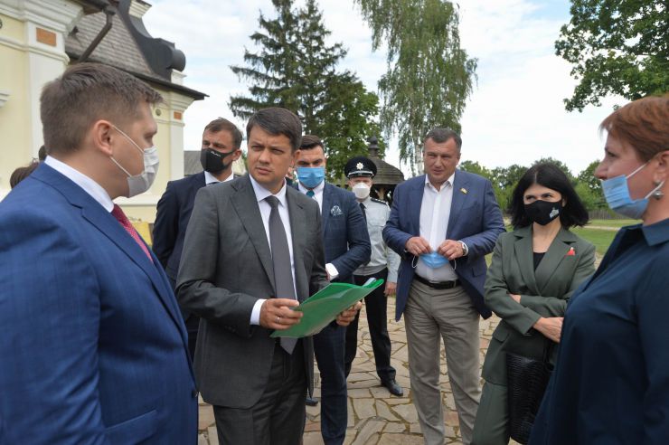 Під час робочої поїздки  Голови Верховної Ради України Дмитра РАЗУМКОВА до Чернігівської області він ознайомився з Національним історико-культурним заповідником «Гетьманська столиця».  (Чернігівська обл., Бахмацький район, м.Батурин). Генеральний директор Батуринського національного історико-культурного заповідника «Гетьманська столиця» РЕБРОВА Наталія 
