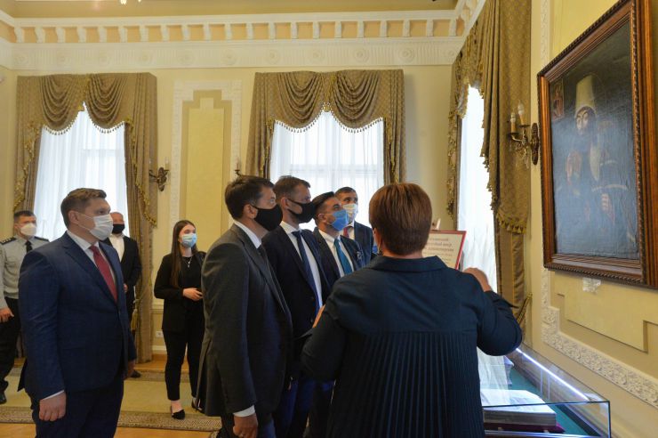 Під час робочої поїздки  Голови Верховної Ради України Дмитра РАЗУМКОВА до Чернігівської області він ознайомився з Національним історико-культурним заповідником «Гетьманська столиця».  (Чернігівська обл., Бахмацький район, м.Батурин). Генеральний директор Батуринського національного історико-культурного заповідника «Гетьманська столиця» РЕБРОВА Наталія 
