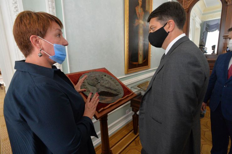 Під час робочої поїздки  Голови Верховної Ради України Дмитра РАЗУМКОВА до Чернігівської області він ознайомився з Національним історико-культурним заповідником «Гетьманська столиця».  (Чернігівська обл., Бахмацький район, м.Батурин). Генеральний директор Батуринського національного історико-культурного заповідника «Гетьманська столиця» РЕБРОВА Наталія 
