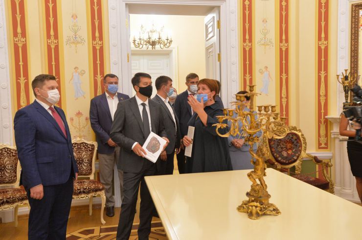 Під час робочої поїздки  Голови Верховної Ради України Дмитра РАЗУМКОВА до Чернігівської області він ознайомився з Національним історико-культурним заповідником «Гетьманська столиця».  (Чернігівська обл., Бахмацький район, м.Батурин). Генеральний директор Батуринського національного історико-культурного заповідника «Гетьманська столиця» РЕБРОВА Наталія 
