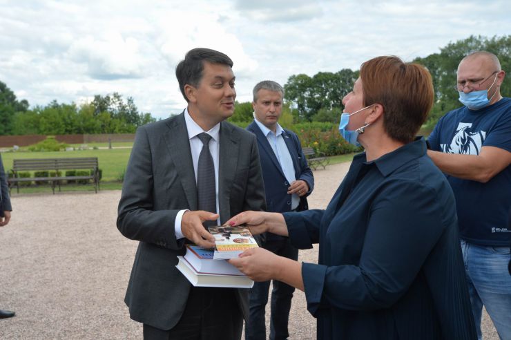 Під час робочої поїздки  Голови Верховної Ради України Дмитра РАЗУМКОВА до Чернігівської області він ознайомився з Національним історико-культурним заповідником «Гетьманська столиця».  (Чернігівська обл., Бахмацький район, м.Батурин). Генеральний директор Батуринського національного історико-культурного заповідника «Гетьманська столиця» РЕБРОВА Наталія 

