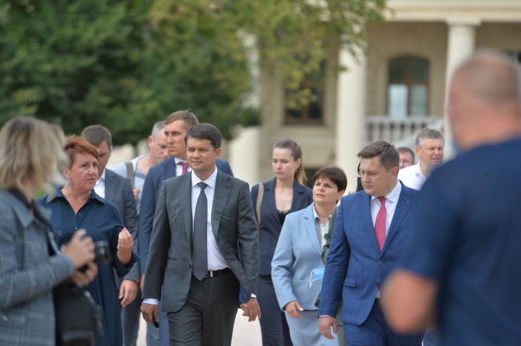 Під час робочої поїздки  Голови Верховної Ради України Дмитра РАЗУМКОВА до Чернігівської області він ознайомився з Національним історико-культурним заповідником «Гетьманська столиця».  (Чернігівська обл., Бахмацький район, м.Батурин). Генеральний директор Батуринського національного історико-культурного заповідника «Гетьманська столиця» РЕБРОВА Наталія 
