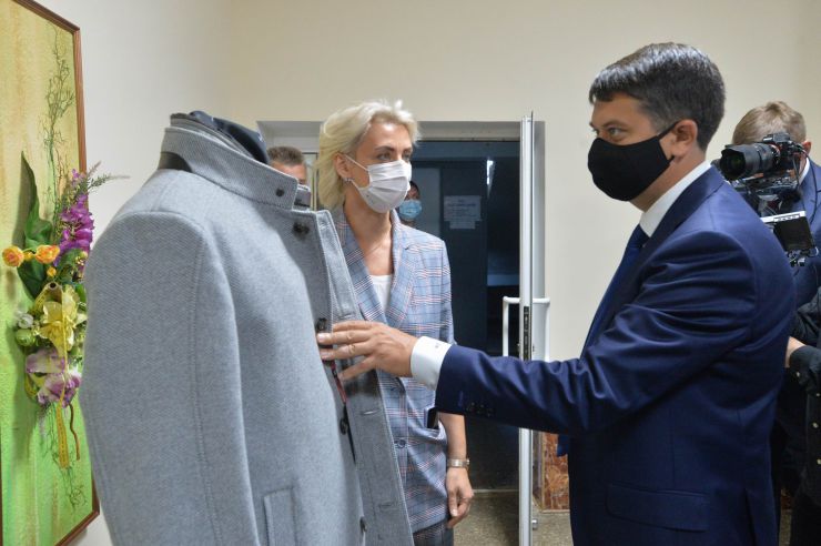 Робоча поїздка  Голови Верховної Ради України Дмитра РАЗУМКОВА 
до Чернігівської області.

Ознайомлення з роботою ПРАТ «Чернігівська швейна фабрика «ЕЛЕГАНТ»
