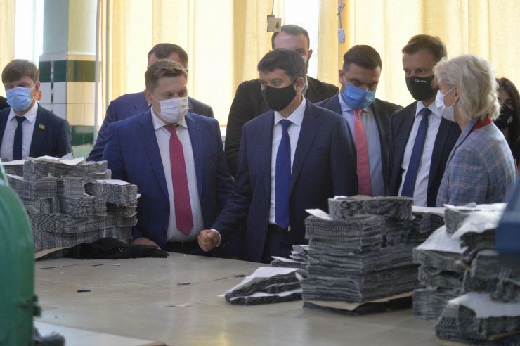 Робоча поїздка  Голови Верховної Ради України Дмитра РАЗУМКОВА 
до Чернігівської області.

Ознайомлення з роботою ПРАТ «Чернігівська швейна фабрика «ЕЛЕГАНТ»
