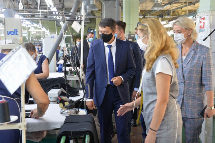 Робоча поїздка  Голови Верховної Ради України Дмитра РАЗУМКОВА 
до Чернігівської області.

Ознайомлення з роботою ПРАТ «Чернігівська швейна фабрика «ЕЛЕГАНТ»
