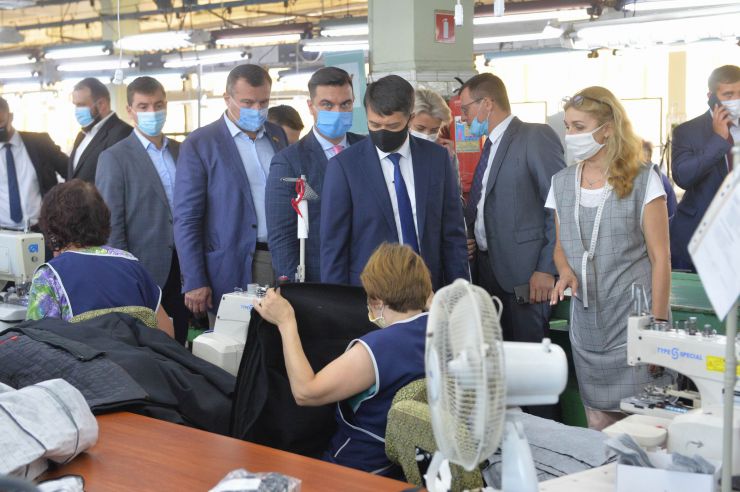 Робоча поїздка  Голови Верховної Ради України Дмитра РАЗУМКОВА 
до Чернігівської області.

Ознайомлення з роботою ПРАТ «Чернігівська швейна фабрика «ЕЛЕГАНТ»
