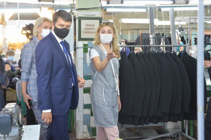 Робоча поїздка  Голови Верховної Ради України Дмитра РАЗУМКОВА 
до Чернігівської області.

Ознайомлення з роботою ПРАТ «Чернігівська швейна фабрика «ЕЛЕГАНТ»
