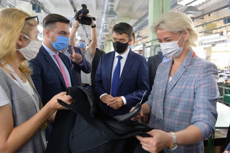 Робоча поїздка  Голови Верховної Ради України Дмитра РАЗУМКОВА 
до Чернігівської області.

Ознайомлення з роботою ПРАТ «Чернігівська швейна фабрика «ЕЛЕГАНТ»
