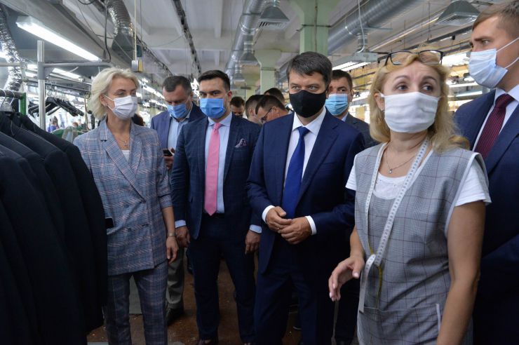 Робоча поїздка  Голови Верховної Ради України Дмитра РАЗУМКОВА 
до Чернігівської області.

Ознайомлення з роботою ПРАТ «Чернігівська швейна фабрика «ЕЛЕГАНТ»
