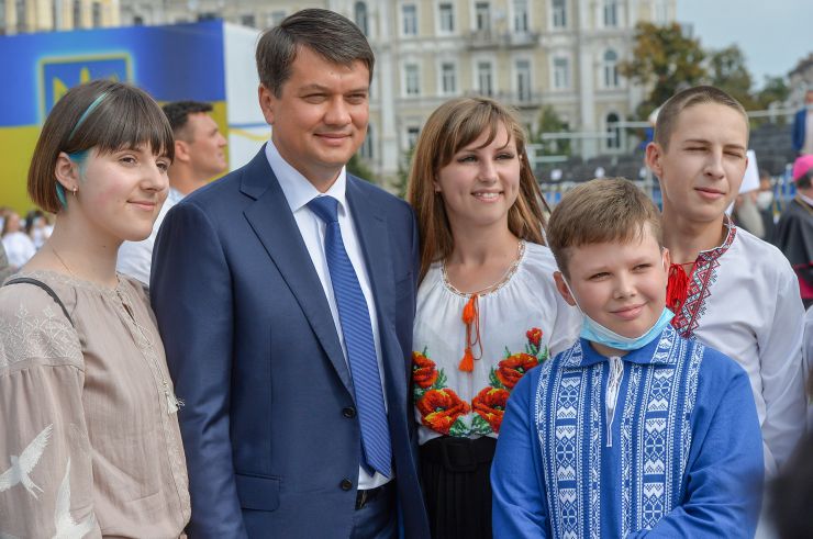 Голова Верховної Ради України Дмитро Разумков взяв участь в урочистих заходах з нагоди 29-ї річниці Незалежності України.
У святкуванні Дня Незалежності України взяли участь: Президент України  Володимир Зеленський та перша леді,  керівництво Верховної Ради України, Прем’єр-міністр України Денис Шмигаль, народні депутати України, урядовці, представники громадськості.

У Києві на Софійській площі Президент України Володимир Зеленський звернувся до українців з промовою та вручив державні нагороди.
